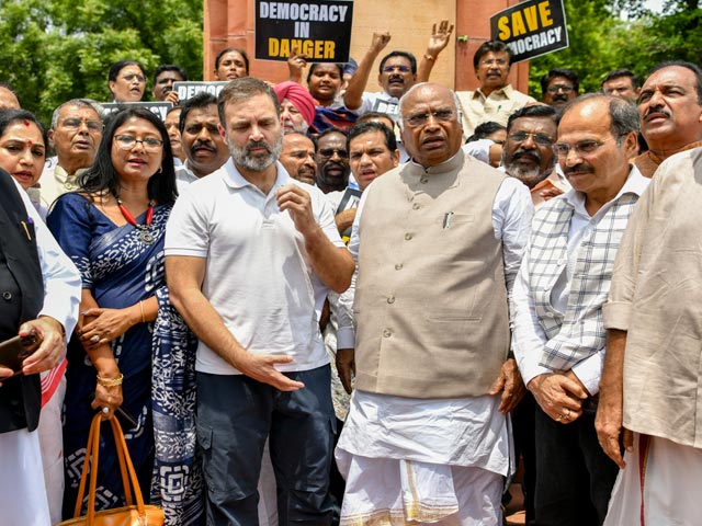 कांग्रेस सांसद अधीर रंजन चौधरी के निलंबन का विरोध, विपक्षी गठबंधन I.N.D.I.A. का प्रदर्शन