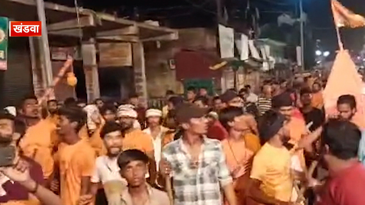 मध्य प्रदेश के खंडवा में कांवड़ यात्रा के दौरान बवाल, पुलिस को करना पड़ा लाठीचार्ज