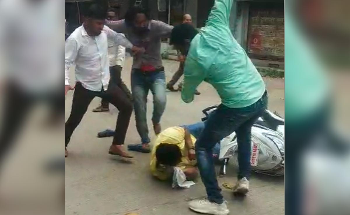 महाराष्ट्र : मुख्यमंत्री पर सुर्खियां बटोरने का आरोप लगाने वाले पत्रकार की सरेआम पिटाई