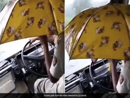 बारिश में छत से टपक रहा था पानी, ड्राइवर छाता लगाकर चलाने लगा बस, वायरल हो गया Video बारिश में छत से टपक रहा था पानी, ड्राइवर छाता लगाकर चलाने लगा बस, वायरल हो गया Video