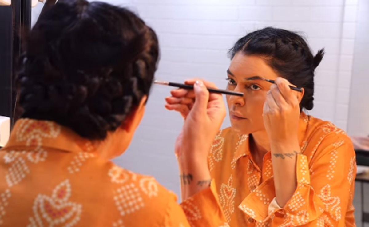 This Is How Renee Reacted To Mom Sushmita Sen's Makeup Video For <i>Taali</i>