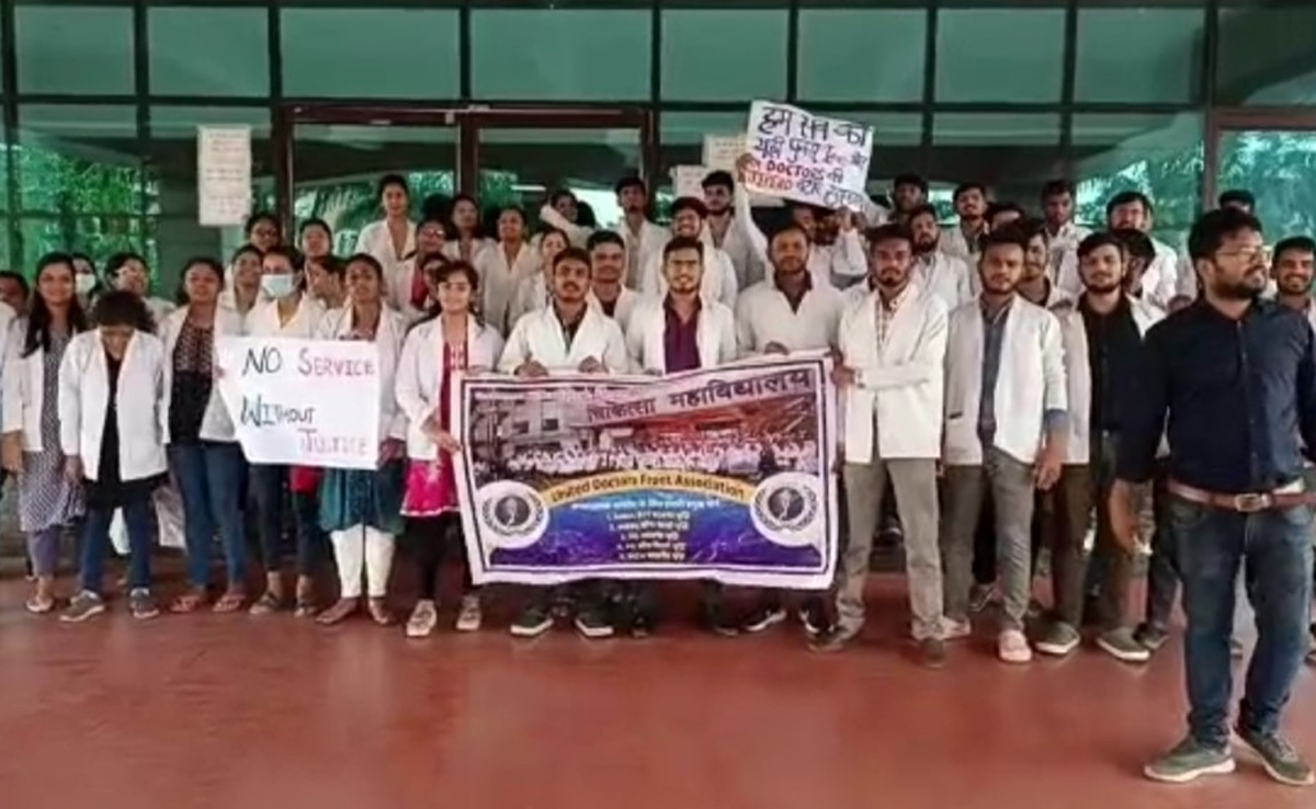 राजनांदगांव के पेंड्री मेडिकल कॉलेज के इंटर्न और पीजी डॉक्टरों ने की अनिश्चितकालीन हड़ताल