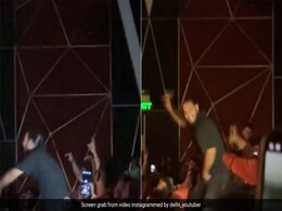 गदर-2 देखते हुए थिएटर में ही 'मैं निकला गड्डी लेके' पर डांस करने लगा शख्स, वायरल हुआ Video गदर-2 देखते हुए थिएटर में ही 'मैं निकला गड्डी लेके' पर डांस करने लगा शख्स, वायरल हुआ Video