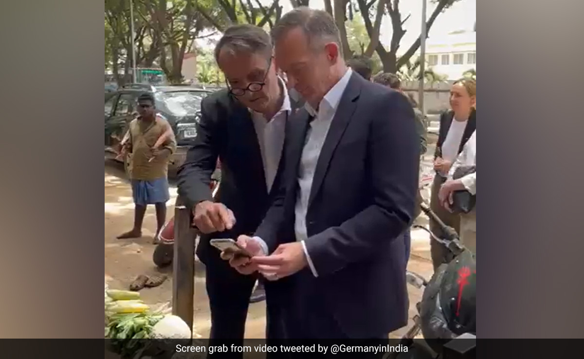 German Minister Buys Veggies From Roadside With UPI. Priceless Reaction