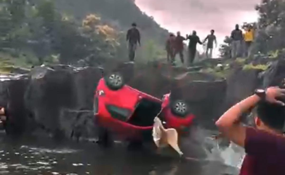 जरा सी लापरवाही पड़ी भारी, कार फिसलकर कुंड में गिरी, वीडियो देख चौंक जाएंगे आप