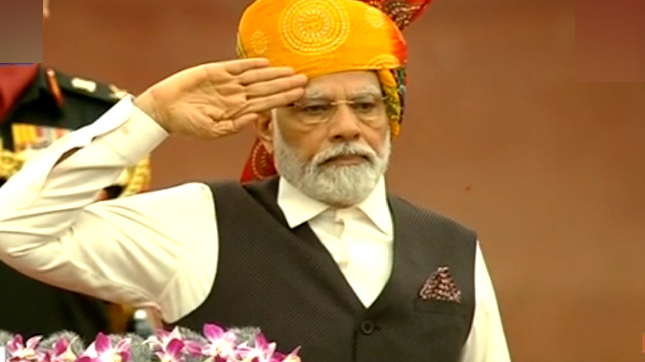 पीएम नरेंद्र मोदी ने लाल किले पर फहराया तिरंगा झंडा