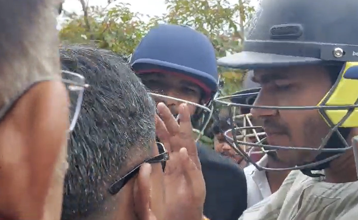 जबलपुर में क्रिकेट किट पहनकर एसपी को ज्ञापन देने पहुंचे NSUI कार्यकर्ता, लाठीचार्ज के खिलाफ किया प्रदर्शन