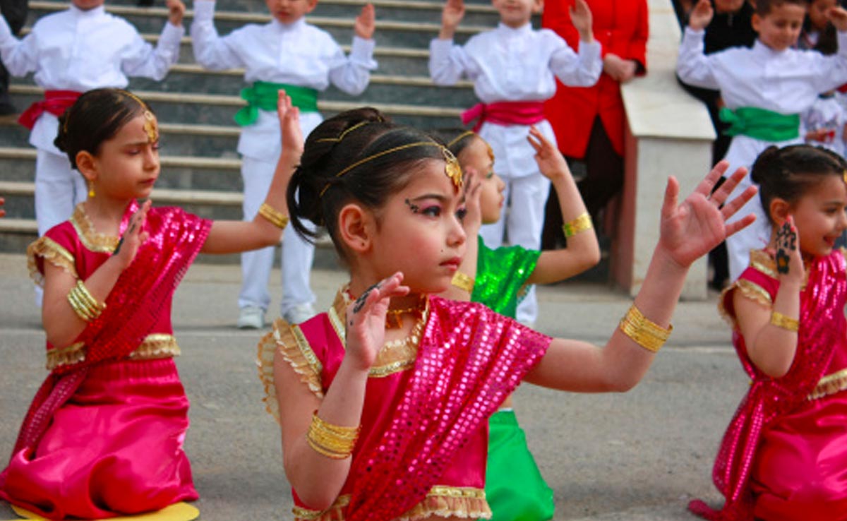 Independence Day प्रोग्राम में परफॉर्म करने वाले बच्चे का ऐसे बढ़ाएं आत्मविश्वास