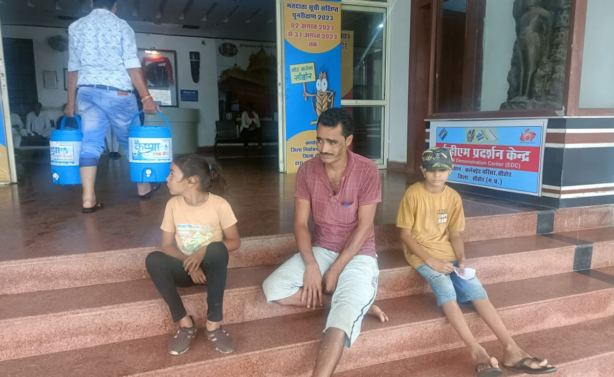 बेटी की मौत से &nbsp;नाराज युवक पहुंचा कलेक्टर के दफ्तर, कोई अधिकारी मिलने को राजी नहीं&nbsp;