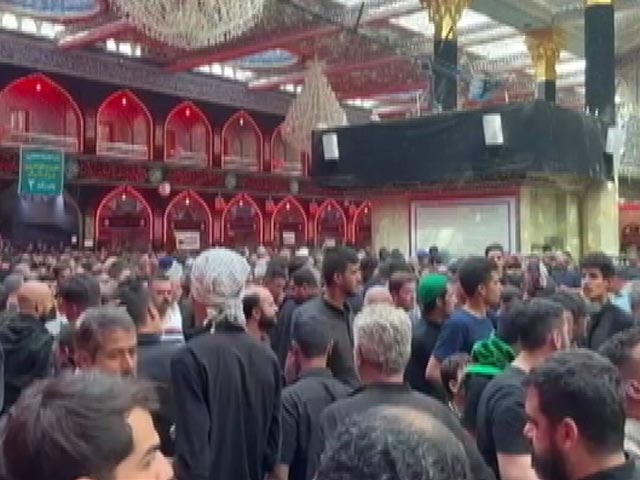 इराक में चिलचिलाती धूप में नजफ से करबला की 80 किलोमीटर की पदयात्रा कर रहे लाखों लोग