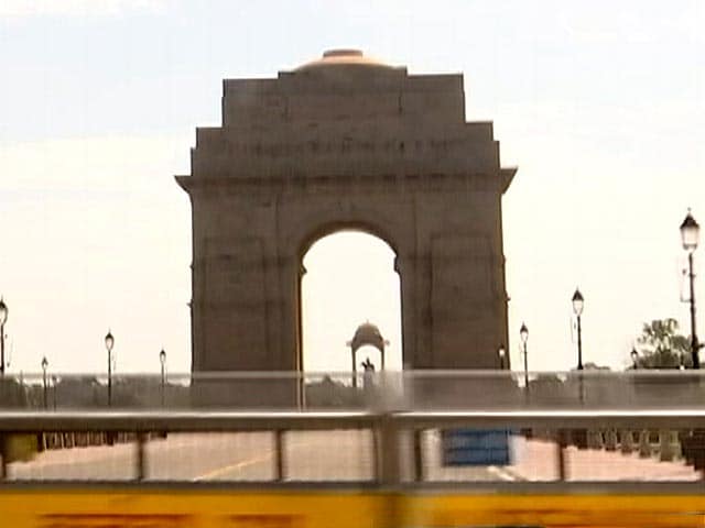 Video: सेंट्रल दिल्ली की सड़कों पर पसरा सन्नाटा, इंडिया गेट के पास ना के बराबर आवाजाही