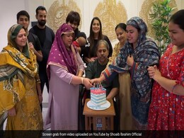 दीपिका कक्कड़ ने दिखाया बेटे रूहान का चेहरा, पति शोएब और फैमिली संग कुछ यूं मनाया जश्न दीपिका कक्कड़ ने दिखाया बेटे रूहान का चेहरा, पति शोएब और फैमिली संग कुछ यूं मनाया जश्न