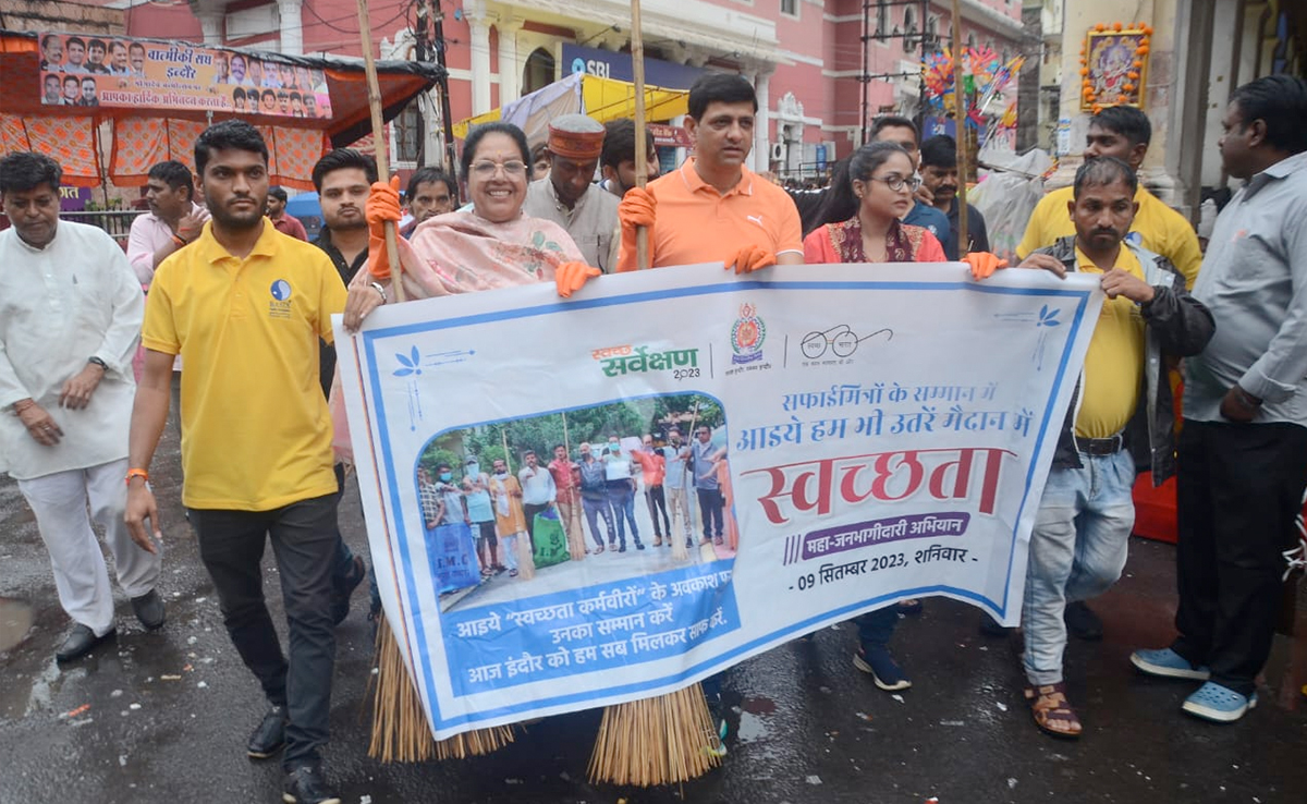 छुट्टी पर गए इंदौर के सफाईकर्मी, अधिकारियों और जनप्रतिनिधियों ने संभाला शहर की स्वच्छता का जिम्मा