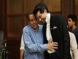 पोते राजवीर की फिल्म के सेट पर पहुंचे दादा धर्मेंद्र और पिता सनी देओल, सेट से सामने आईं तस्वीरें वायरल पोते राजवीर की फिल्म के सेट पर पहुंचे दादा धर्मेंद्र और पिता सनी देओल, सेट से सामने आईं तस्वीरें वायरल