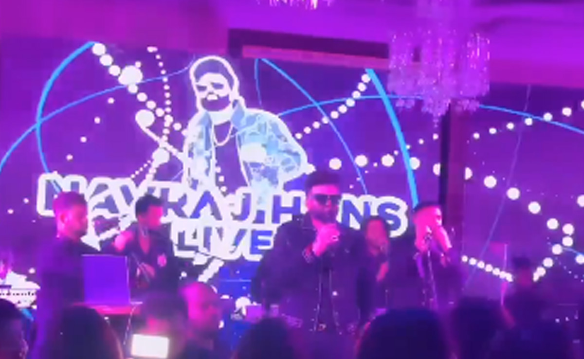 Inside Parineeti Chopra-Raghav Chadha's 90s <i>Sangeet</i>: Viral Video Of Guests Dancing To Navraj Hans' Live Music