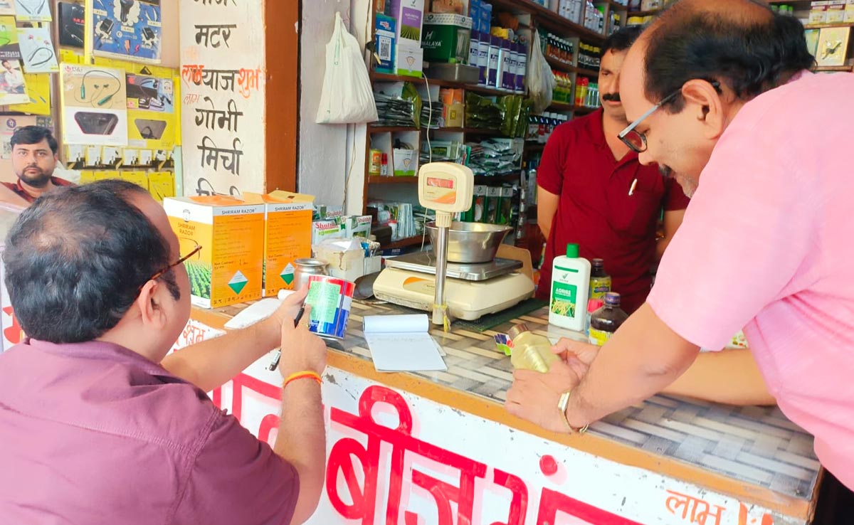 छतरपुर : एक्सपायरी डेट की दवाई से किसानों की फसल हुई खराब, जांच में दवाई के साथ दुकानों का लाइसेंस भी निकला एक्सपायरी !