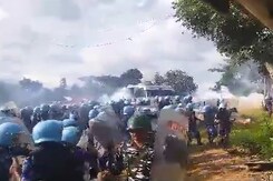 Manipur Protesters Clash With Security Forces, Several Injured Manipur Protesters Clash With Security Forces, Several Injured