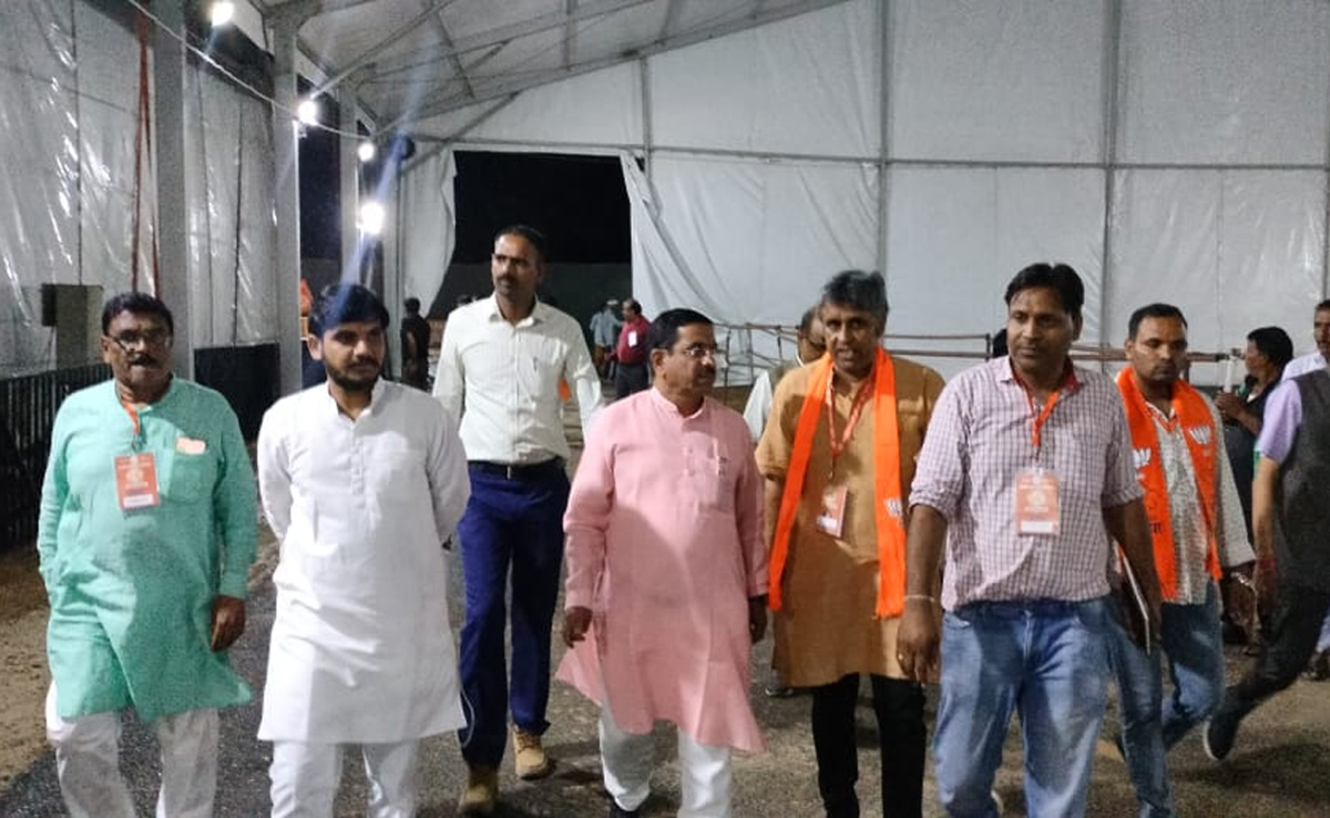 PM Visit Rajasthan: प्रहलाद जोशी पहुंचे जयपुर, परिवर्तन संकल्प महासभा की तैयारियों का लिया जायजा