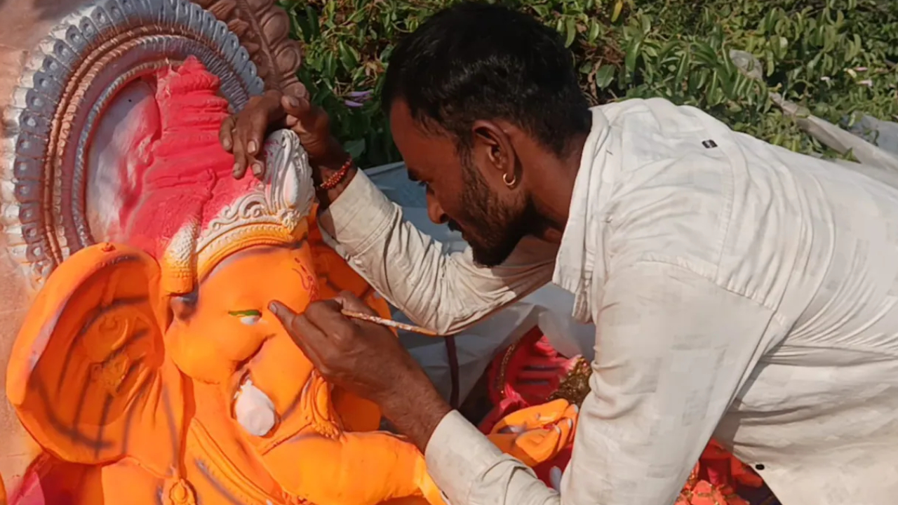 Ganesh Chaturthi के मौके पर मूर्तियों पर भी दिख रहा महंगाई का असर
