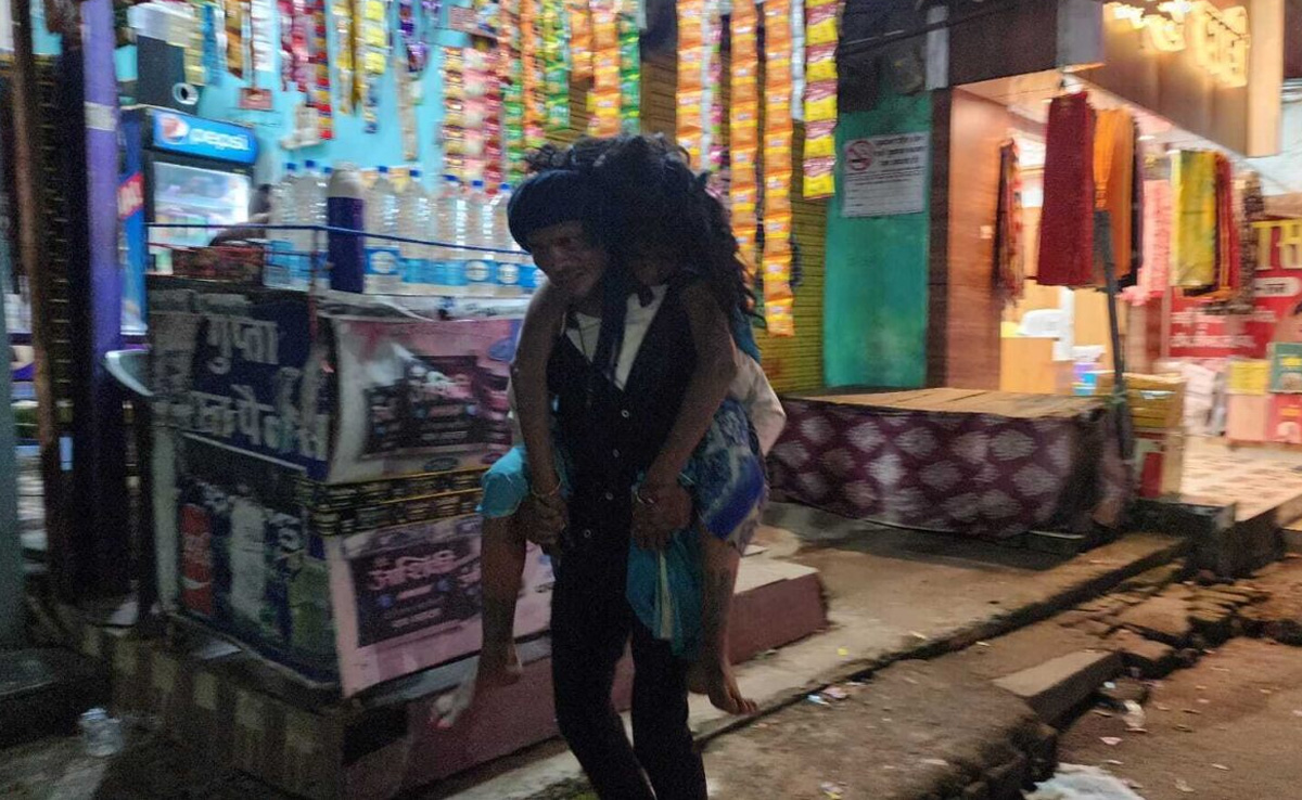 सूरजपुर में शराबी महिला का हाई वोल्टेज ड्रामा, पत्नी को घंटों पीठ पर उठाकर शहर में घूमता रहा पति