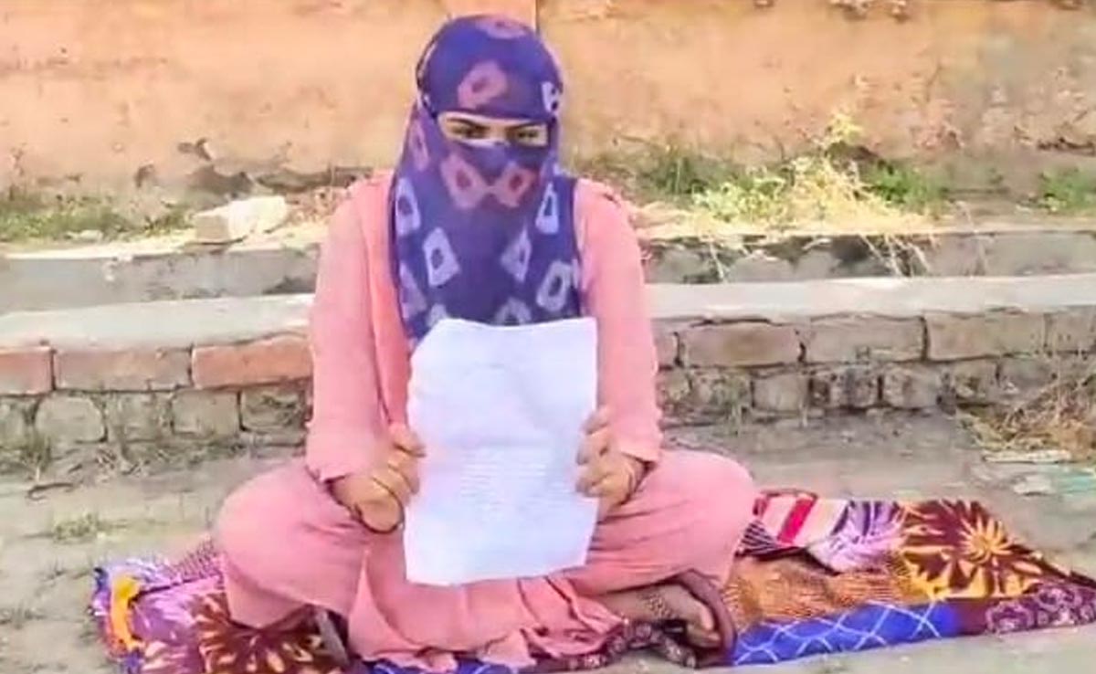 न्याय नहीं मिलने पर दुष्कर्म पीड़िता पुलिस अधीक्षक कार्यालय के सामने धरने पर बैठ गई