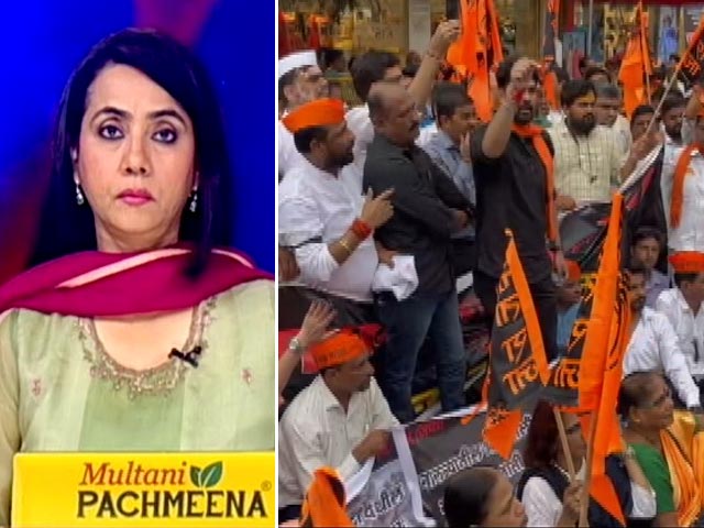 देस की बात : मराठा समाज पर लाठीचार्ज के बाद राजनीति गर्म, महिलाओं का चूड़ी के साथ प्रदर्शन