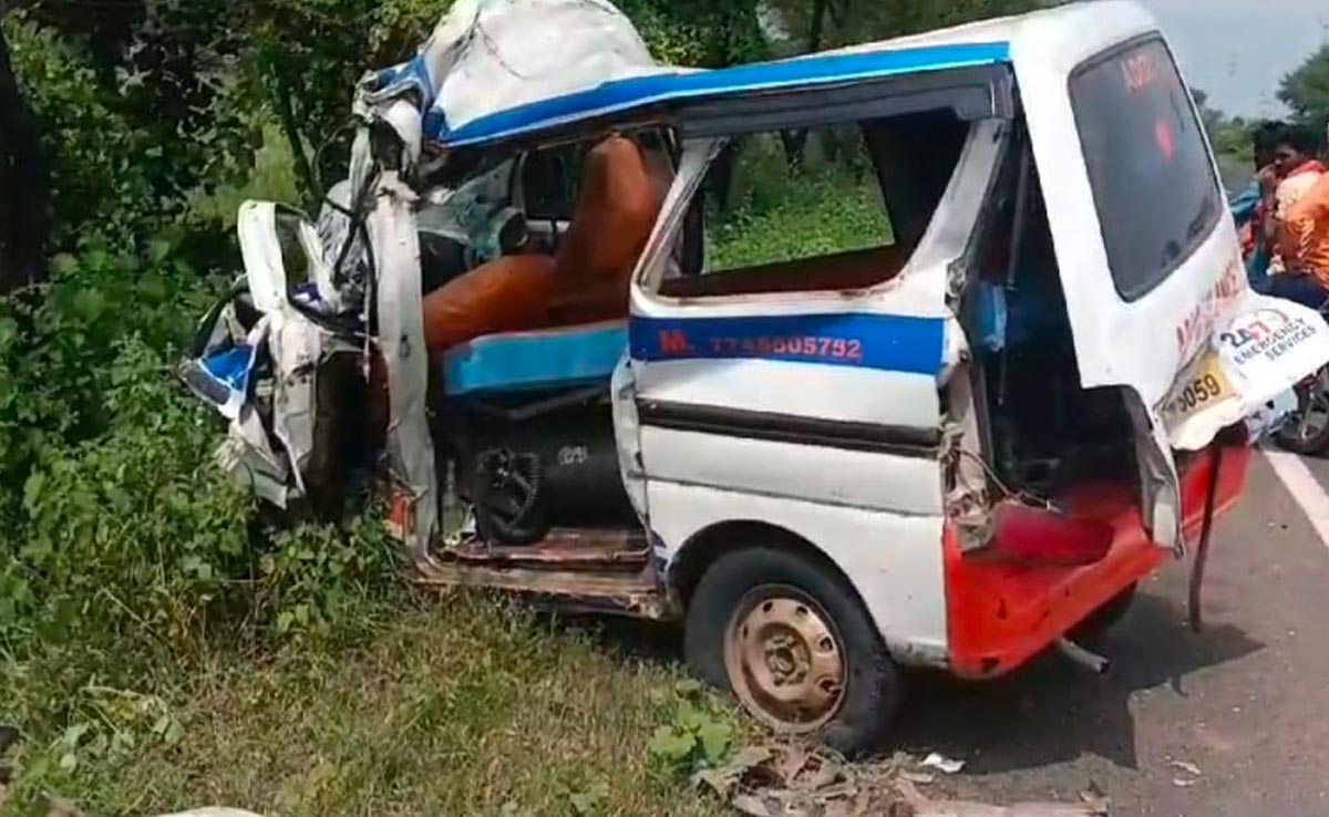 मासूम का शव लेकर सागर जा रही एंबुलेंस ट्राले से टकराई, बच्चे की दादी और ड्राइवर की मौत
