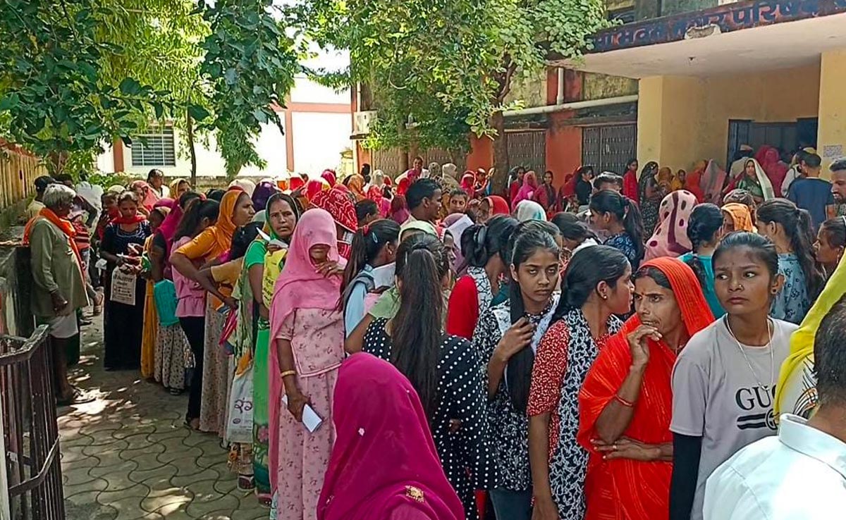 इंदिरा गांधी स्मार्टफोन के लिए उमड़ी भीड़, सेंटर पर लगी महिलाओं की लंबी लाइन