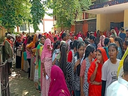 इंदिरा गांधी स्मार्टफोन के लिए उमड़ी भीड़, सेंटर पर लगी महिलाओं की लंबी लाइन इंदिरा गांधी स्मार्टफोन के लिए उमड़ी भीड़, सेंटर पर लगी महिलाओं की लंबी लाइन