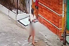 बच्ची के साथ दरिंदगी कर फरार आरोपी, जांच के लिए SIT गठित बच्ची के साथ दरिंदगी कर फरार आरोपी, जांच के लिए SIT गठित