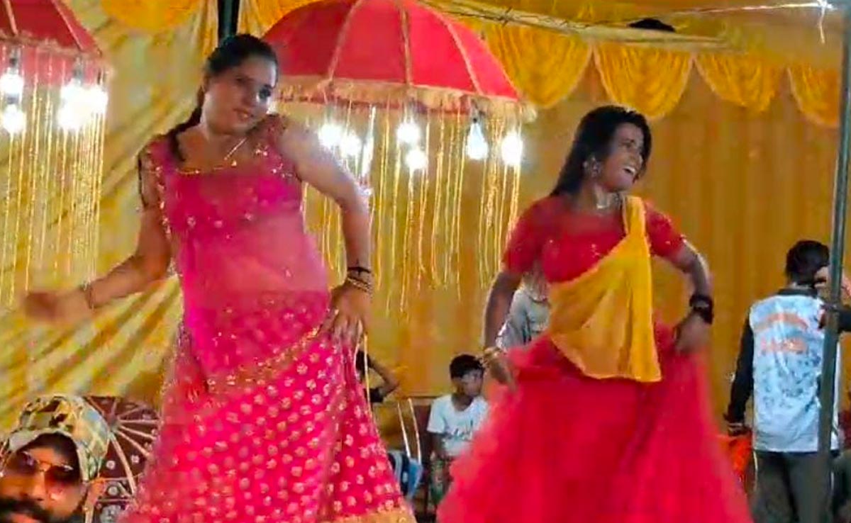 धार्मिक कार्यक्रम में फिल्मी गीतों पर हुआ फूहड़ डांस, रात 10 बजे तक बजता रहा DJ