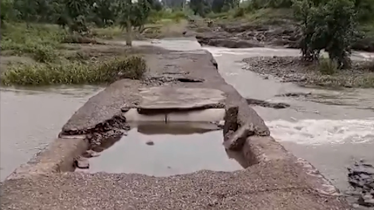 Burhanpur में गांव के लोगों ने पुलिया का विरोध जताया, कहा पुलिया नहीं तो Vote नहीं