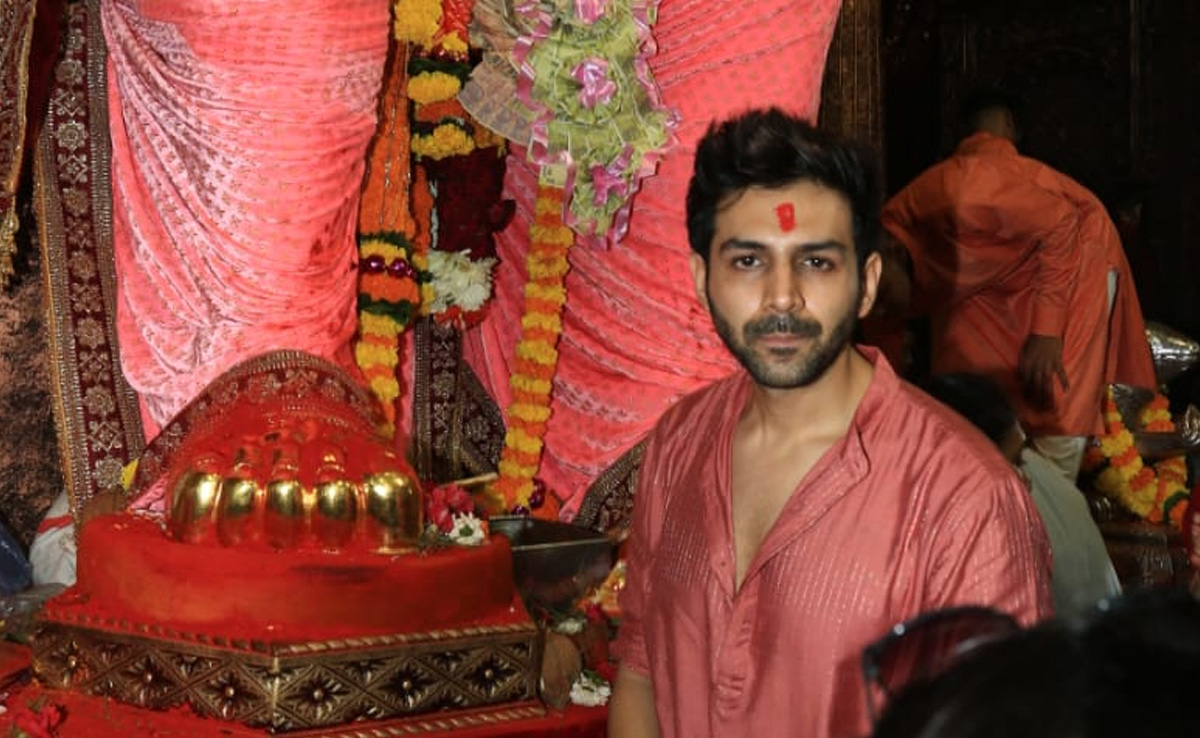 Ganesh Chaturthi 2023: Kartik Aaryan Offers Prayers At Mumbai's Famous Lalbaugcha Raja