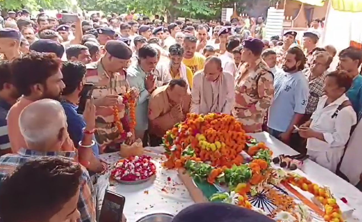 शिवपुरी : पंचतत्व में विलीन हुए रोहित, ITBP जवान को विदाई देने उमड़ा पूरा शहर