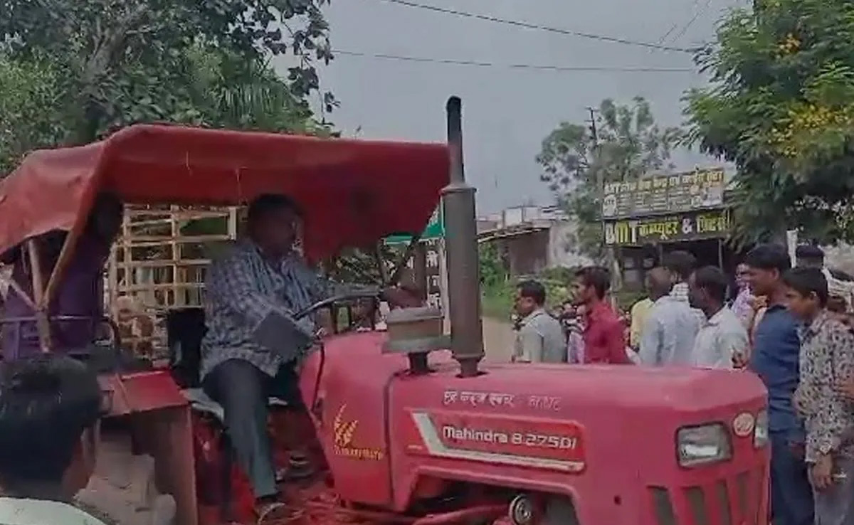 बेमेतरा: शहर के सैकड़ों आवारा मवेशियों को लेकर कलेक्ट्रेट पहुंचे किसान, कैंपस में छोड़ने की बात पर अड़े