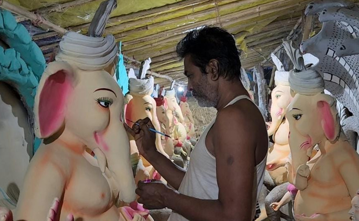 सूरजपुर : गणेशोत्सव के लिए गणपति की प्रतिमाओं को अंतिम रूप देने में जुटे मूर्तिकार, लोगों में उत्साह