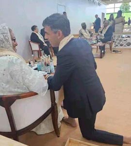 शेख हसीना से बात करने के लिए जमीन पर बैठ गए ऋषि सुनक, लोगों को भा रहा देसी और सहज अंदाज