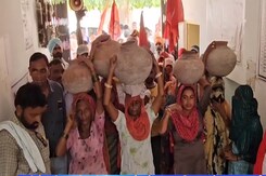 पानी नहीं मिलने से परेशान महिलाओं ने मटका फोड़कर किया प्रदर्शन पानी नहीं मिलने से परेशान महिलाओं ने मटका फोड़कर किया प्रदर्शन