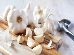 Garlic Benefits: पेट संबंधित बीमारियां दूर करने से लेकर सर्दियों में लहसुन खाने के हैं अनेक बेनिफिट्स Garlic Benefits: पेट संबंधित बीमारियां दूर करने से लेकर सर्दियों में लहसुन खाने के हैं अनेक बेनिफिट्स