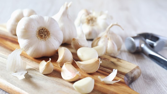Garlic has mucolytic properties, meaning it can help break down mucus and relieve congestion