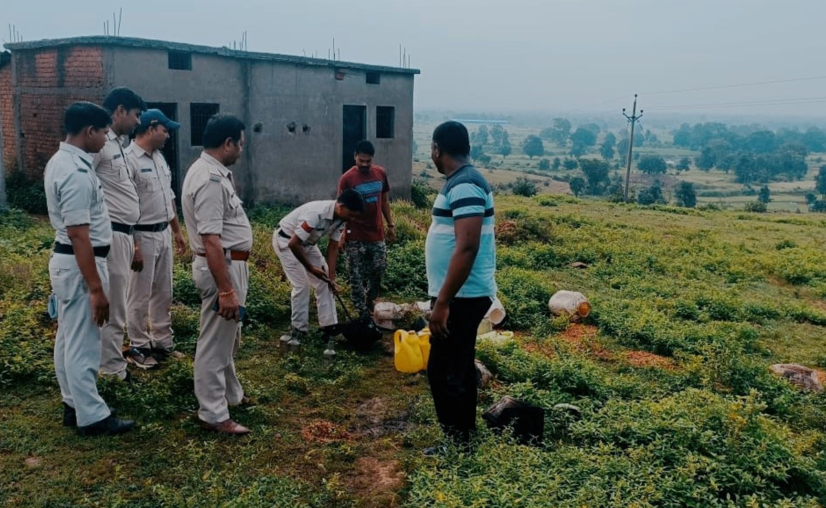 Katni में अवैध शराब पर पुलिस की कार्रवाई: कंजरों के डेरे पर दी दबिश, महुआ को किया नष्ट, 4 महिला गिरफ्तार