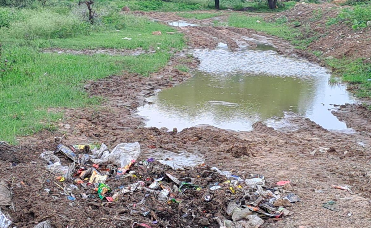 सांची: दलदल में अंतिम संस्कार करने के लिए मजबूर ग्रामीण, भूमिपूजन के बाद भी नहीं बनी सड़क