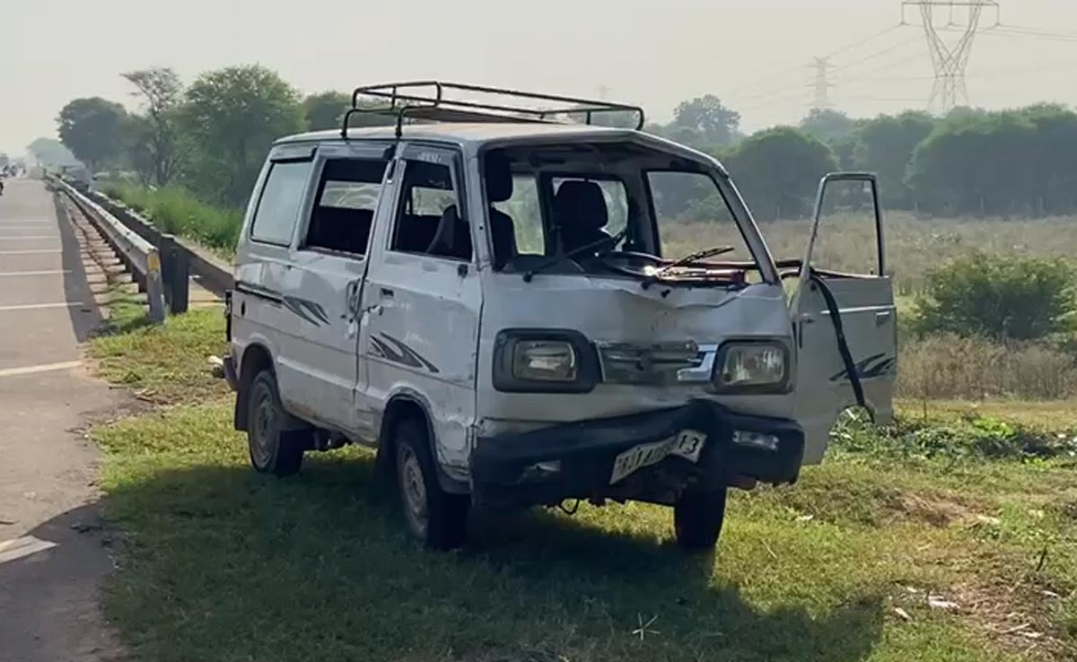 Rajasthan Road Accident: दौसा में सड़क हादसा, डिवाइडर पर चढ़कर स्कूल वैन पलटी, 2 बच्चों की हालत गंभीर