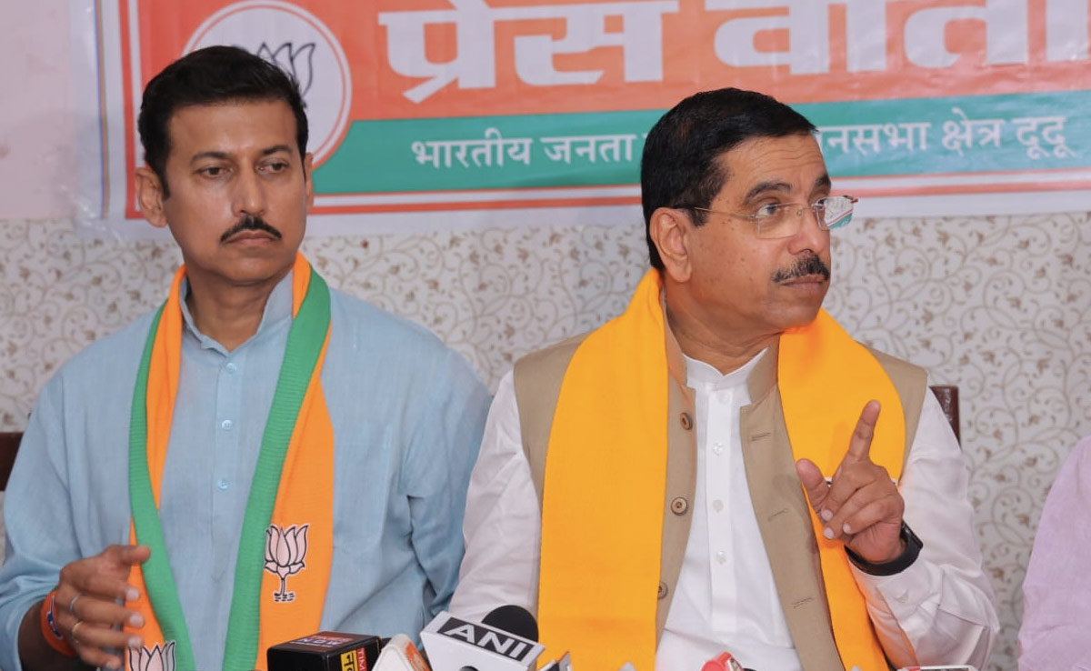 कांग्रेस का विधायक ही मंत्री पर लगाता है खनन का आरोप, फिर भी नहीं होती कार्रवाईः प्रहलाद जोशी