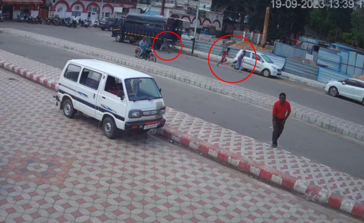 Video: 3 Train Robbers Make 'Great Escape', Run Out Of Police Van In UP