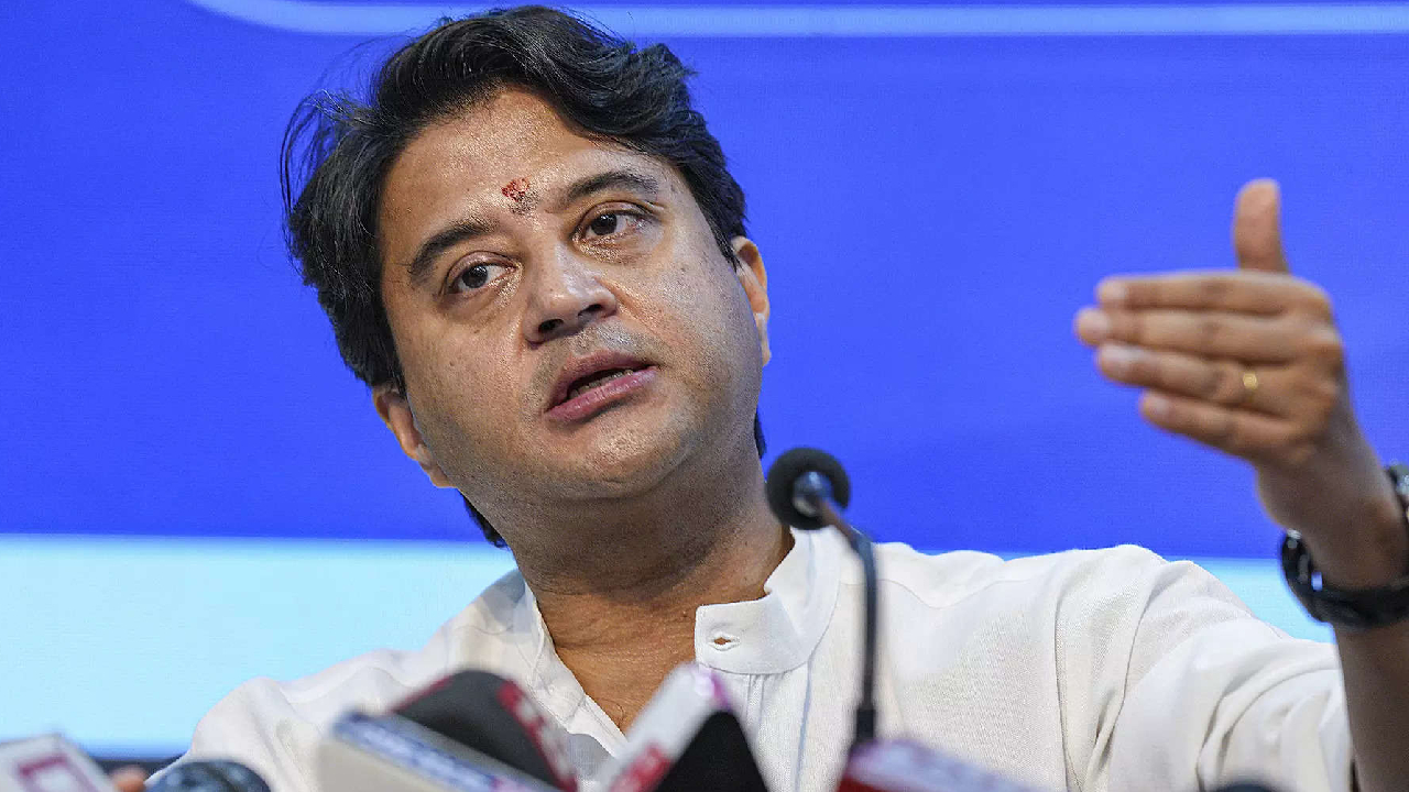 जानें, सियासत के सवाल पर सिंधिया ने क्यों कहा- ''क्रिकेट में बैटिंग फ्रंट फुट पर ही की जाती है''