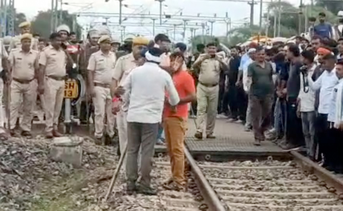 बारां में 11 सूत्री मांगों को लेकर किसानों का महापड़ाव, रेलवे ट्रैक पर उतरे लोग, परिचालन प्रभावित