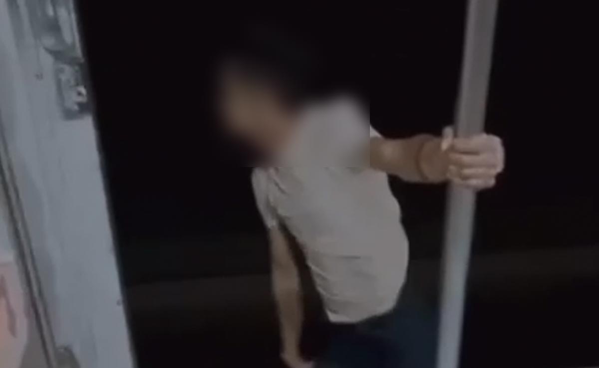 ना जिंदगी से प्यार और ना ही मौत का खौफ़, चलती ट्रेन में लड़के की स्टंटबाज़ी का Video