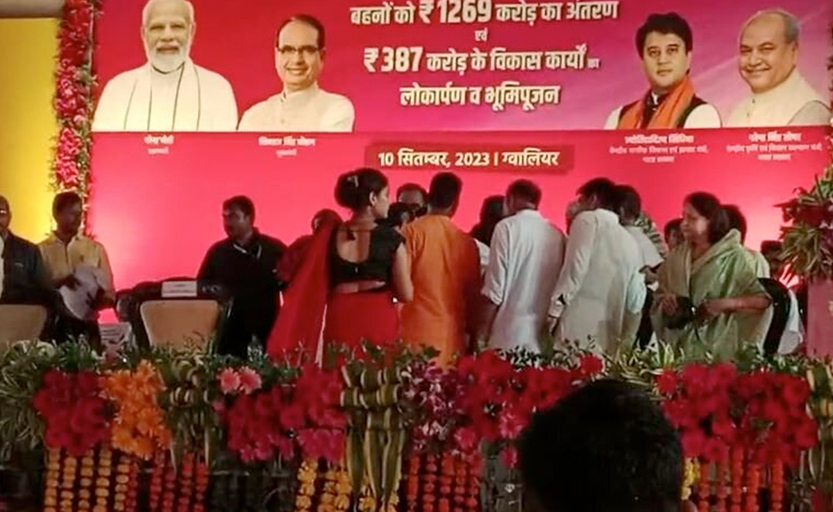ग्वालियर :  CM शिवराज के सामने ही भिड़ गए नेता, कुर्सी को लेकर मंच पर हुआ बवाल..VIDEO वायरल