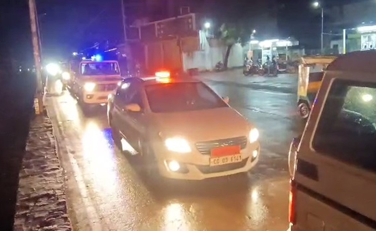 Dhamtari : अपराध नियंत्रण और शांति व्यवस्था बनाए रखने के लिए पुलिस ने शहर में निकाला फ्लैग मार्च